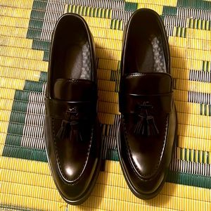 The shoes size 11.5 the color of the shoes it’s black